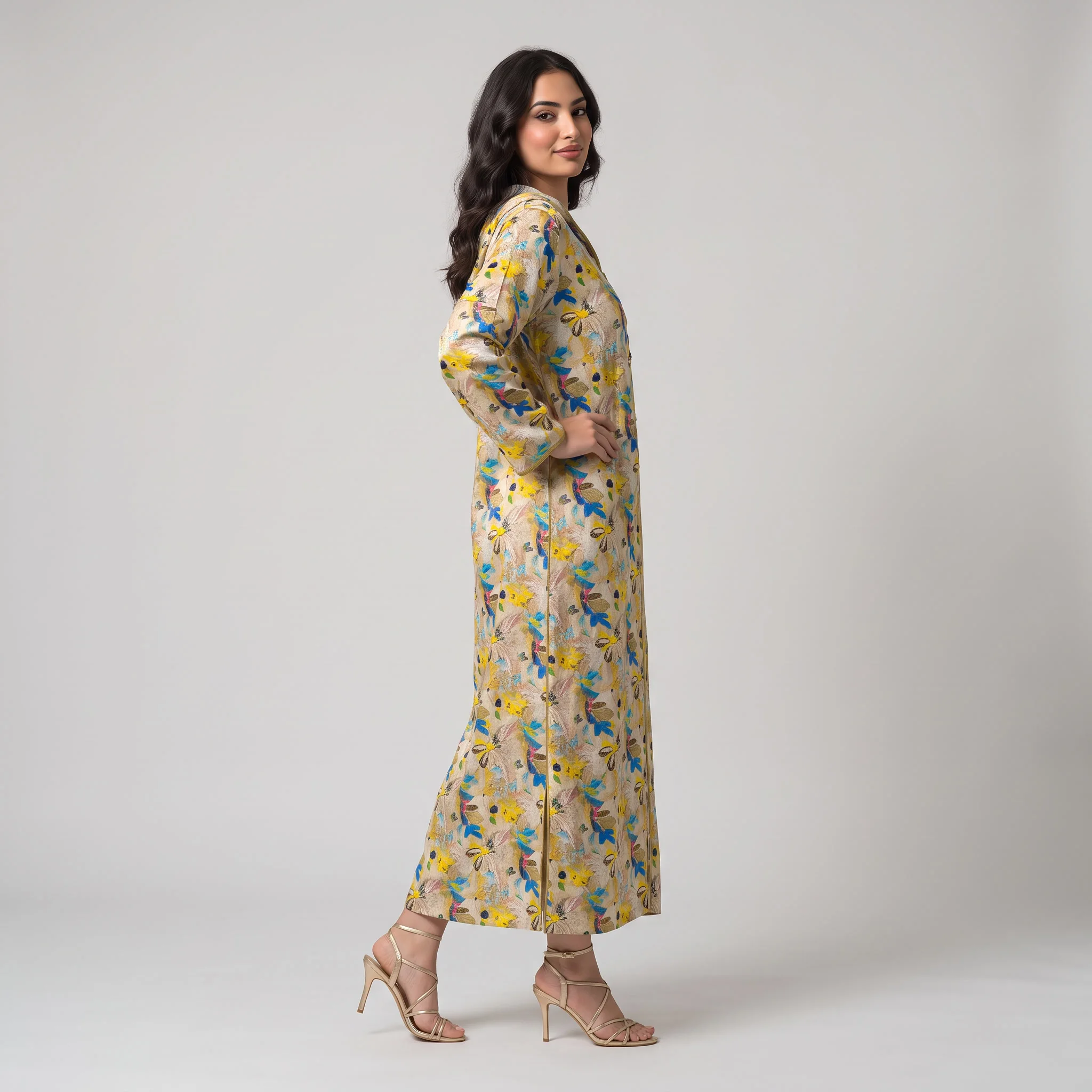 Djellaba Moderne Imprimé Floral – Beige Doré, Jaune & Touches de Bleu