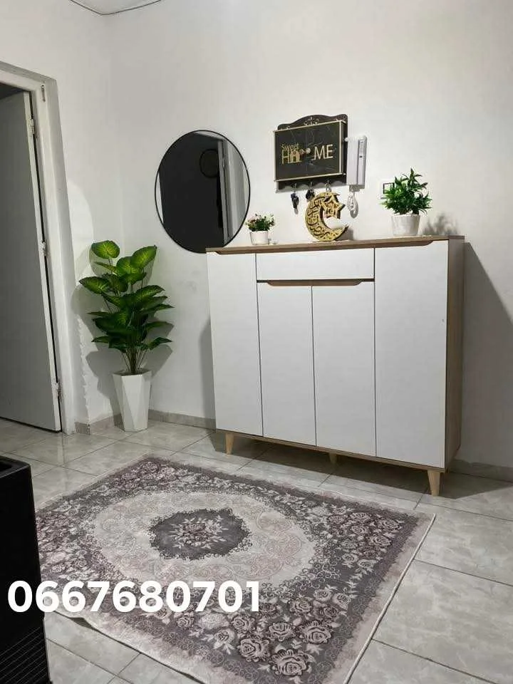 خزانة أحذية عصرية وأنيقة مع مساحة تخزين واسعة – Meuble à Chaussures Moderne et Élégant  تصميم عصري يجمع بين الأناقة والعملية، يساعدك على تنظيم أحذيتك والحفاظ على ترتيب منزلك، مع لمسة جمالية ت