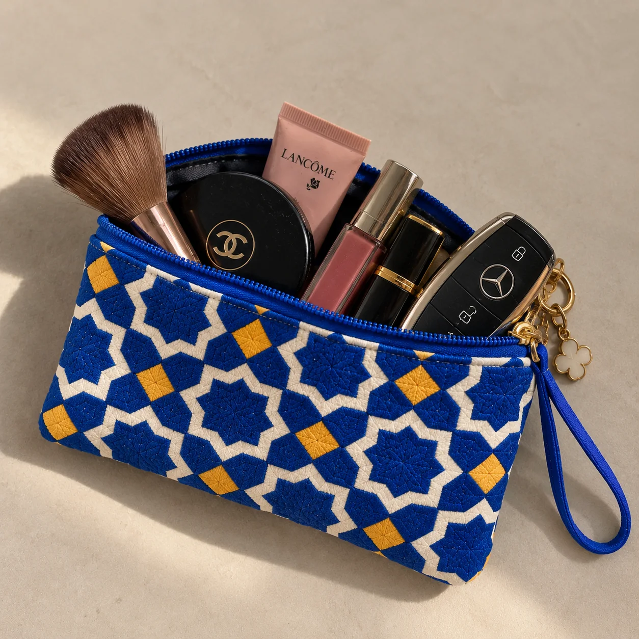 Pochette piccola blu con accessori di uso quotidiano