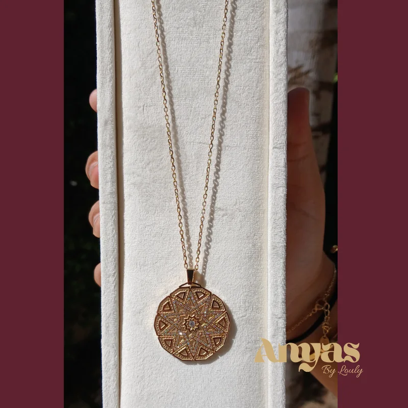 Sautoir Médaillon Artisanat Marocain doré serti de zircons
