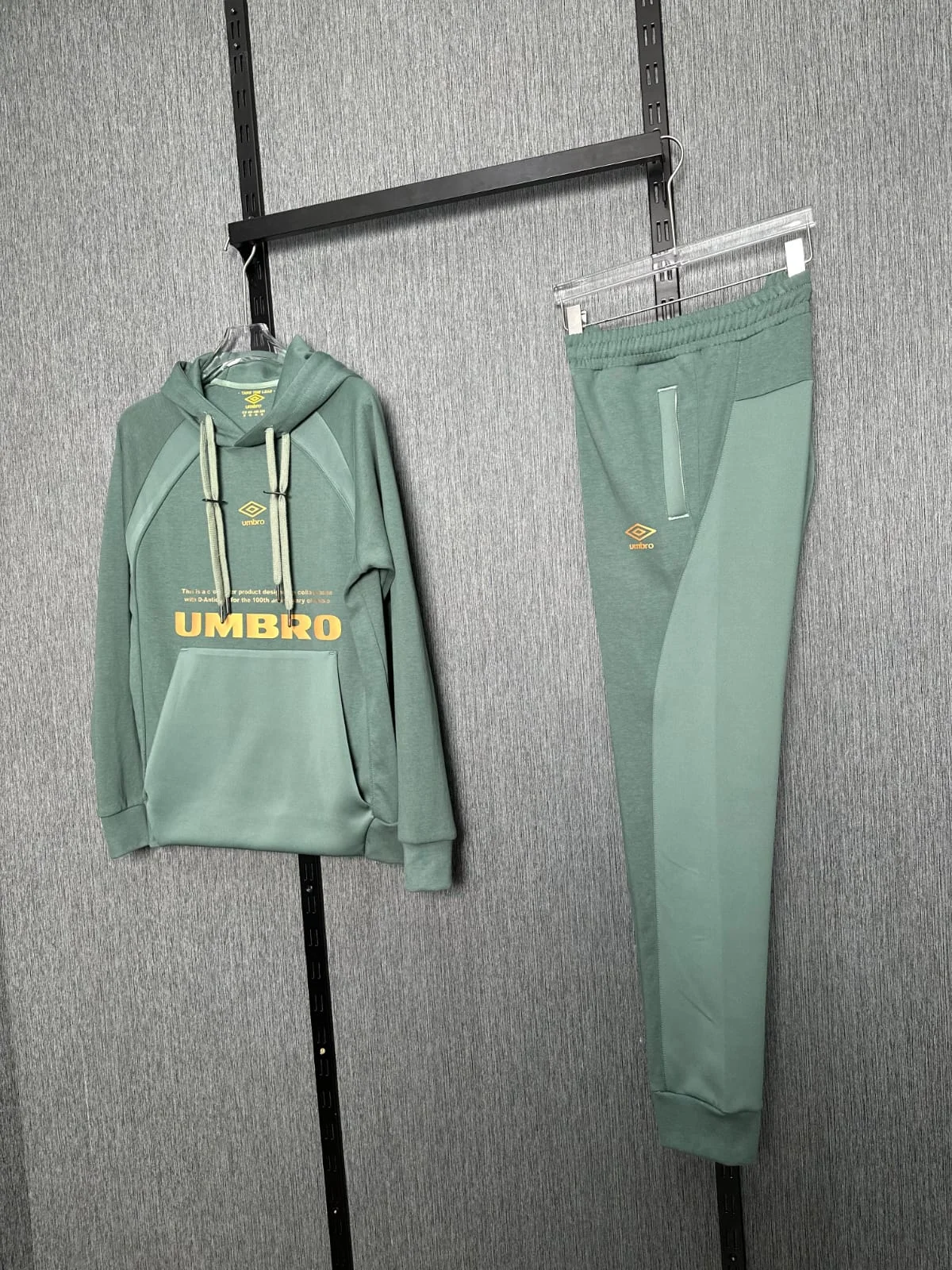 005 Ensemble survêtements umbro