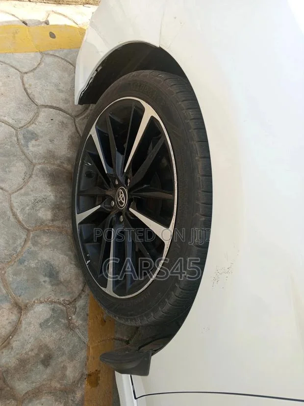 Toyota Camry 2020 White For sale in agege Lagos