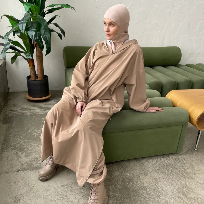 طقم عباية شرعية مقاومة للماء مع حجاب بقبعة وسروال حريم – بيج